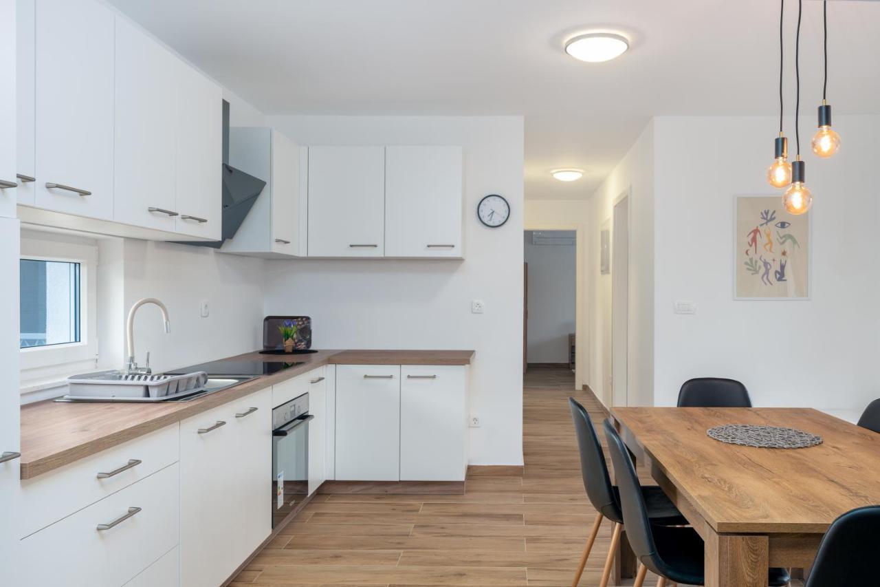 Number One Apartments Vir Exteriör bild