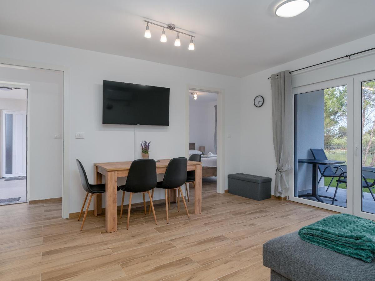 Number One Apartments Vir Exteriör bild