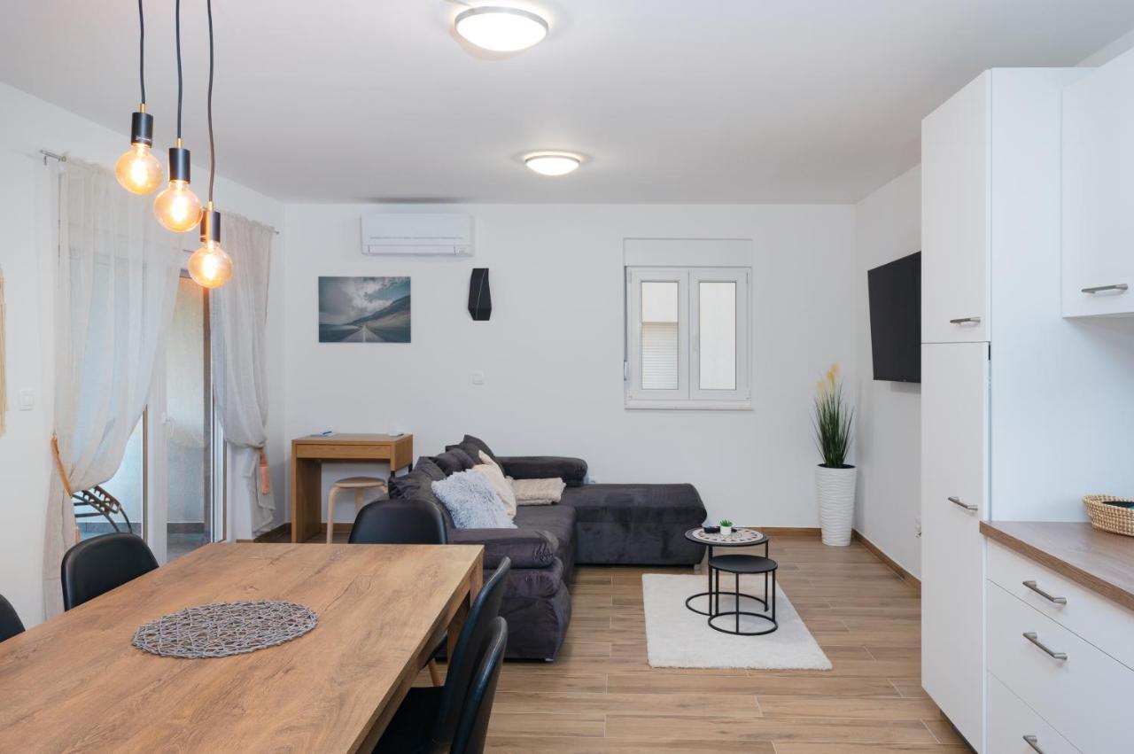 Number One Apartments Vir Exteriör bild